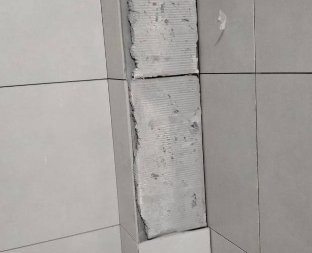 梓潼瓷砖空鼓维修公司分享下瓷砖施工前基层浇水润湿程度不足，可能导致以下问题
